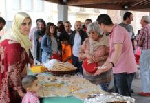 Èxit d’assistència al dinar de germanor ofert per la comunitat musulmana a la gent del poble amb motiu de la fi del ramadà.