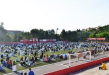 Les mesquites de Manresa celebren la fi del ramadà omplint el camp de futbol de fidels