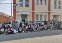 La Comunitat Musulmana de Manlleu rep els joves participants a la cimera antirumors.